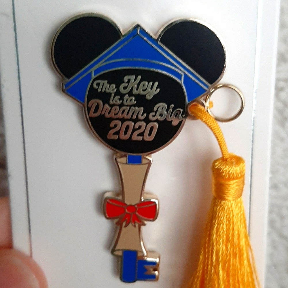 Disney Mickey Graduation 2020 key pin LE